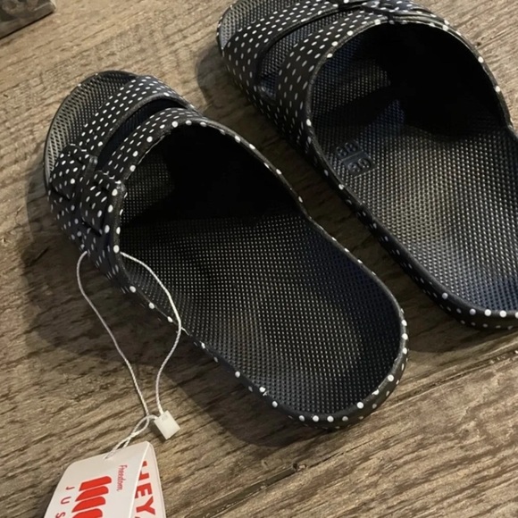 Freedom Moses Sandals in Black- 7/8, 8/9 - Picture 6 of 7